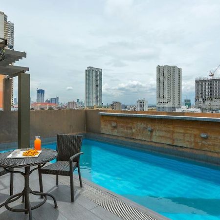 V Hotel Manila Exteriör bild