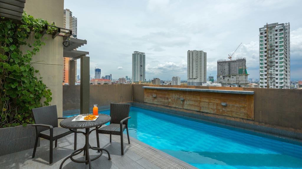V Hotel Manila Exteriör bild