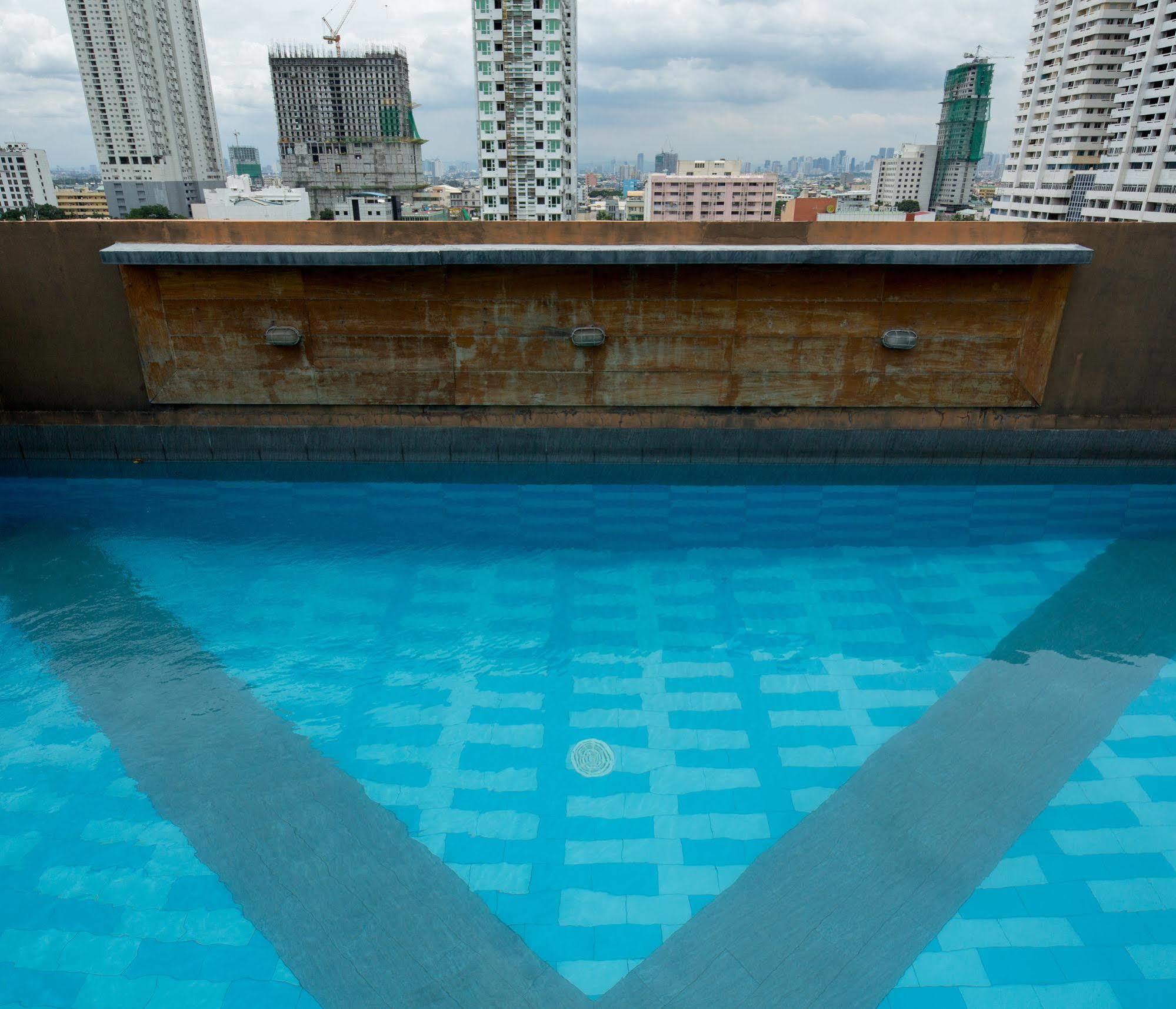 V Hotel Manila Exteriör bild